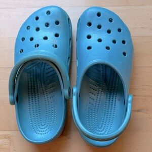 Women’s turquoise Clogs small 6-7 like new shoes